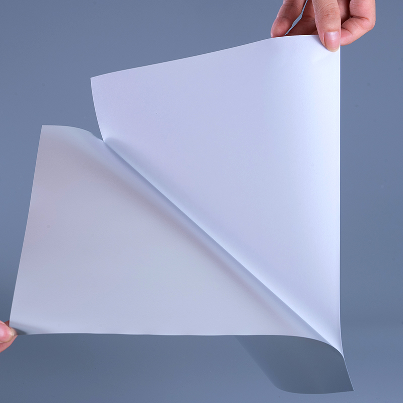 UV ইঙ্কজেট প্রিন্টিংয়ের জন্য জল-ভিত্তিক এক্রাইলিক আঠালো সহ 50mic ম্যাট সিলভার পিইটি লেবেল উপকরণ ফিল্ম