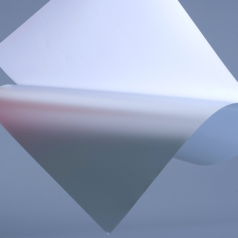 UV ইঙ্কজেট প্রিন্টিংয়ের জন্য জল-ভিত্তিক এক্রাইলিক আঠালো সহ 50mic ম্যাট সিলভার পিইটি লেবেল উপকরণ ফিল্ম