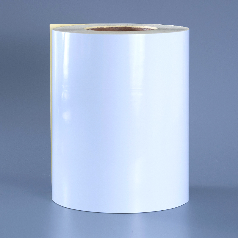 ডিজিটাল প্রিন্টিংয়ের জন্য সলভেন্ট এক্রাইলিক আঠালো জাম্বো রোল সহ 50mic চকচকে সাদা পলিয়েস্টার PET ফিল্ম স্ব-আঠালো লেবেল