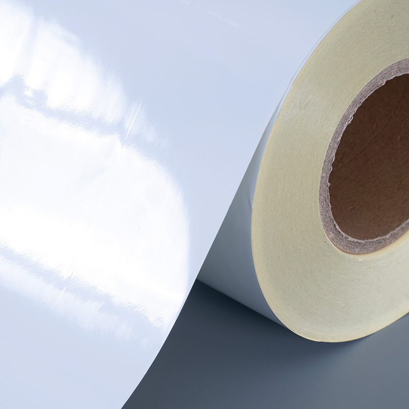 অপসারণযোগ্য আঠালো অ্যালকোহল-প্রতিরোধী এবং উচ্চ-তাপমাত্রা প্রতিরোধী সহ 50mic চকচকে সাদা পলিয়েস্টার ফিল্ম স্ব-আঠালো লেবেল
