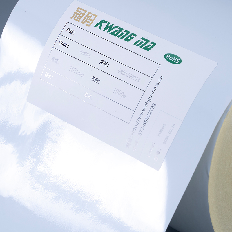 ডিজিটাল প্রিন্টিংয়ের জন্য সলভেন্ট এক্রাইলিক আঠালো জাম্বো রোল সহ 50mic চকচকে সাদা পলিয়েস্টার PET ফিল্ম স্ব-আঠালো লেবেল