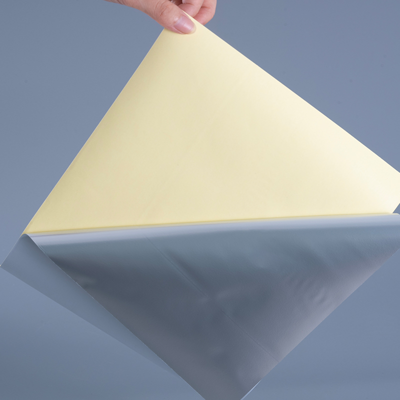 ডিজিটাল প্রিন্টিংয়ের জন্য সলভেন্ট এক্রাইলিক আঠালো জাম্বো রোল সহ 50mic চকচকে সাদা পলিয়েস্টার PET ফিল্ম স্ব-আঠালো লেবেল