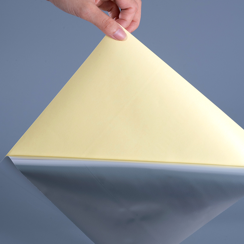 ডিজিটাল প্রিন্টিংয়ের জন্য সলভেন্ট এক্রাইলিক আঠালো জাম্বো রোল সহ 50mic চকচকে সাদা পলিয়েস্টার PET ফিল্ম স্ব-আঠালো লেবেল