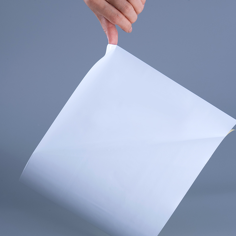 ইঙ্কজেট প্রিন্টিংয়ের জন্য এক্রাইলিক আঠালো জাম্বো রোল সহ 25mic গ্লস পিইটি ভিনাইল ফিল্ম লেবেল সামগ্রী