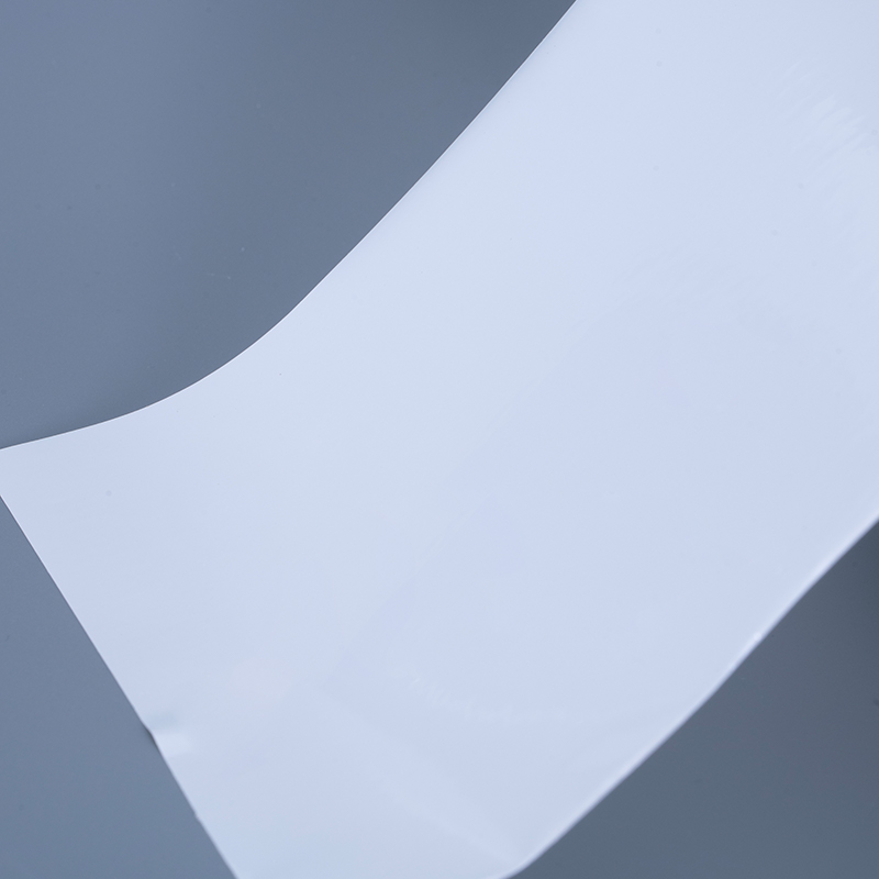 ইঙ্কজেট প্রিন্টিংয়ের জন্য এক্রাইলিক আঠালো জাম্বো রোল সহ 25mic গ্লস পিইটি ভিনাইল ফিল্ম লেবেল সামগ্রী