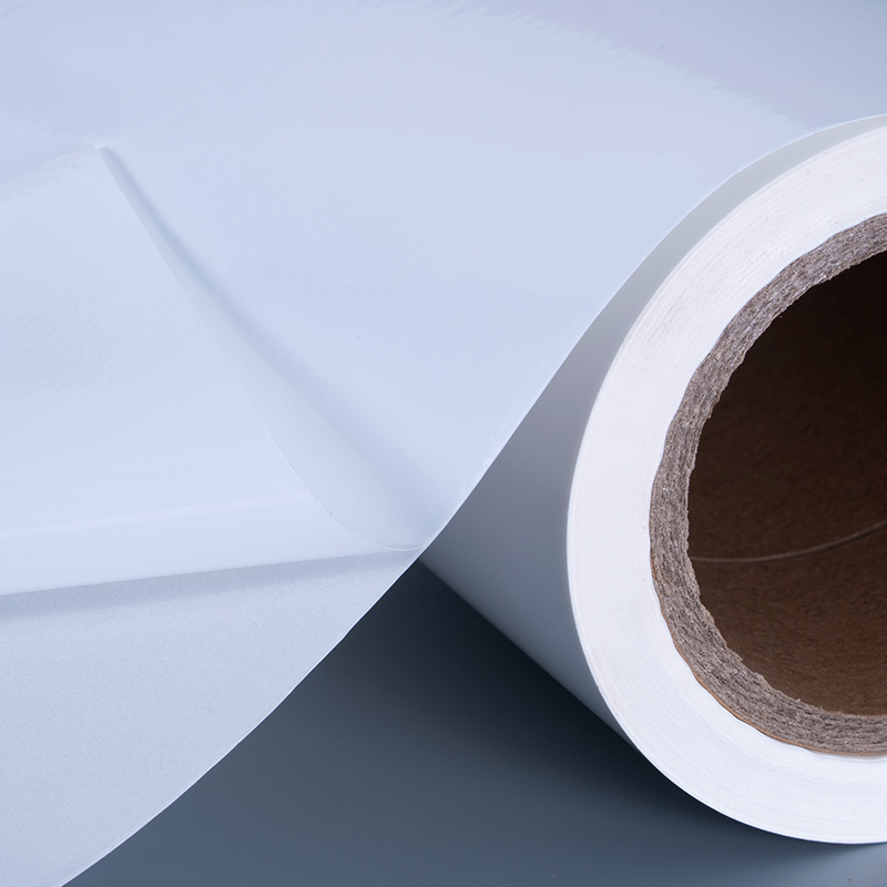 ইঙ্কজেট প্রিন্টিংয়ের জন্য এক্রাইলিক আঠালো জাম্বো রোল সহ 25mic গ্লস পিইটি ভিনাইল ফিল্ম লেবেল সামগ্রী