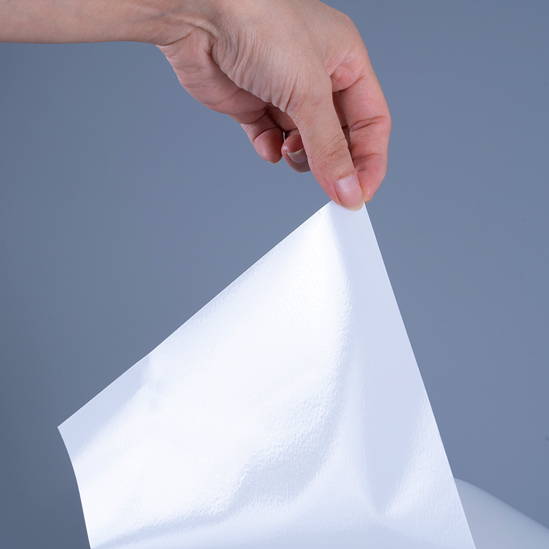 ইঙ্কজেট প্রিন্টিংয়ের জন্য এক্রাইলিক আঠালো জাম্বো রোল সহ 25mic গ্লস পিইটি ভিনাইল ফিল্ম লেবেল সামগ্রী