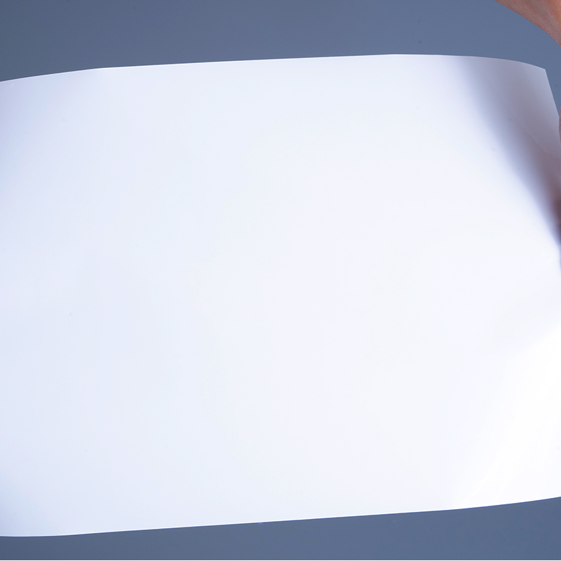 ইঙ্কজেট প্রিন্টিংয়ের জন্য এক্রাইলিক আঠালো জাম্বো রোল সহ 25mic গ্লস পিইটি ভিনাইল ফিল্ম লেবেল সামগ্রী