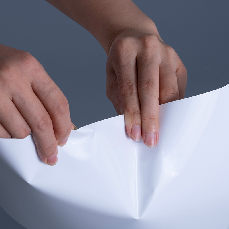 ইঙ্কজেট প্রিন্টিংয়ের জন্য এক্রাইলিক আঠালো জাম্বো রোল সহ 25mic গ্লস পিইটি ভিনাইল ফিল্ম লেবেল সামগ্রী