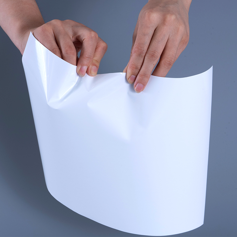 ইঙ্কজেট প্রিন্টিংয়ের জন্য এক্রাইলিক আঠালো জাম্বো রোল সহ 25mic গ্লস পিইটি ভিনাইল ফিল্ম লেবেল সামগ্রী