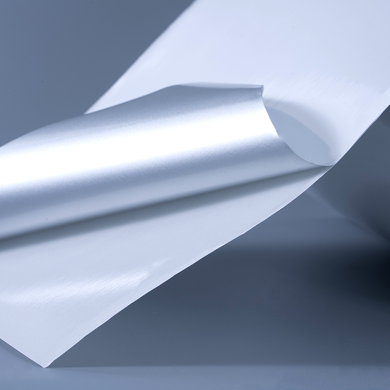 ইঙ্কজেট প্রিন্টিংয়ের জন্য জল-ভিত্তিক এক্রাইলিক আঠালো সহ 25mic গ্লসি হোয়াইট অ্যালুমিনাইজড পলিয়েস্টার ফিল্ম স্ব-আঠালো লেবেল