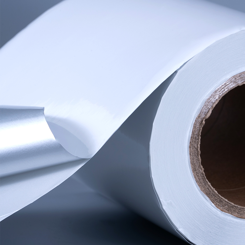 ইঙ্কজেট প্রিন্টিংয়ের জন্য জল-ভিত্তিক এক্রাইলিক আঠালো সহ 25mic গ্লসি হোয়াইট অ্যালুমিনাইজড পলিয়েস্টার ফিল্ম স্ব-আঠালো লেবেল