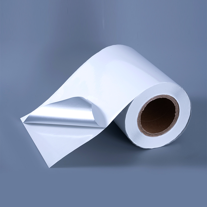 ইঙ্কজেট প্রিন্টিংয়ের জন্য জল-ভিত্তিক এক্রাইলিক আঠালো সহ 25mic গ্লসি হোয়াইট অ্যালুমিনাইজড পলিয়েস্টার ফিল্ম স্ব-আঠালো লেবেল