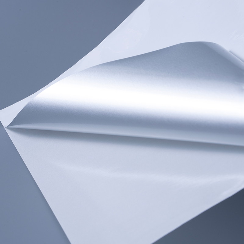 ইঙ্কজেট প্রিন্টিংয়ের জন্য জল-ভিত্তিক এক্রাইলিক আঠালো সহ 25mic গ্লসি হোয়াইট অ্যালুমিনাইজড পলিয়েস্টার ফিল্ম স্ব-আঠালো লেবেল