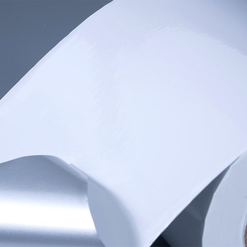 ইঙ্কজেট প্রিন্টিংয়ের জন্য জল-ভিত্তিক এক্রাইলিক আঠালো সহ 25mic গ্লসি হোয়াইট অ্যালুমিনাইজড পলিয়েস্টার ফিল্ম স্ব-আঠালো লেবেল