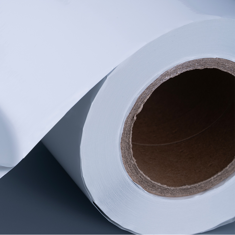 ইঙ্কজেট প্রিন্টিংয়ের জন্য জল-ভিত্তিক এক্রাইলিক আঠালো সহ 25mic গ্লসি হোয়াইট অ্যালুমিনাইজড পলিয়েস্টার ফিল্ম স্ব-আঠালো লেবেল