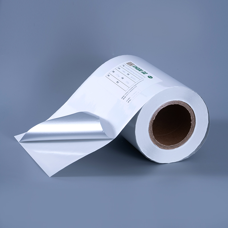 ইঙ্কজেট প্রিন্টিংয়ের জন্য জল-ভিত্তিক এক্রাইলিক আঠালো সহ 25mic গ্লসি হোয়াইট অ্যালুমিনাইজড পলিয়েস্টার ফিল্ম স্ব-আঠালো লেবেল