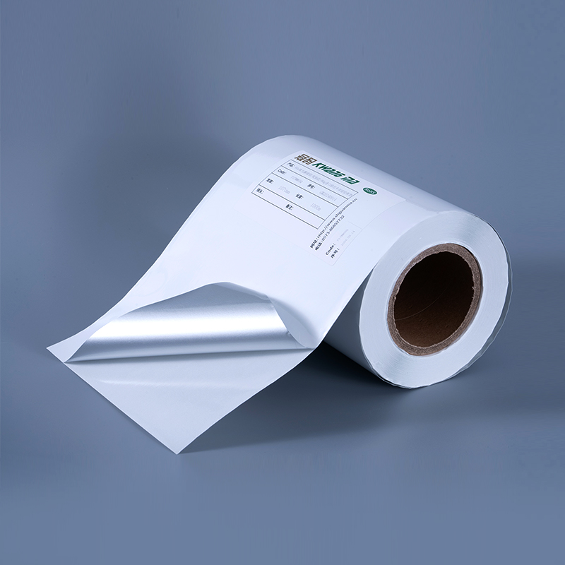 ইঙ্কজেট প্রিন্টিংয়ের জন্য জল-ভিত্তিক এক্রাইলিক আঠালো সহ 25mic গ্লসি হোয়াইট অ্যালুমিনাইজড পলিয়েস্টার ফিল্ম স্ব-আঠালো লেবেল