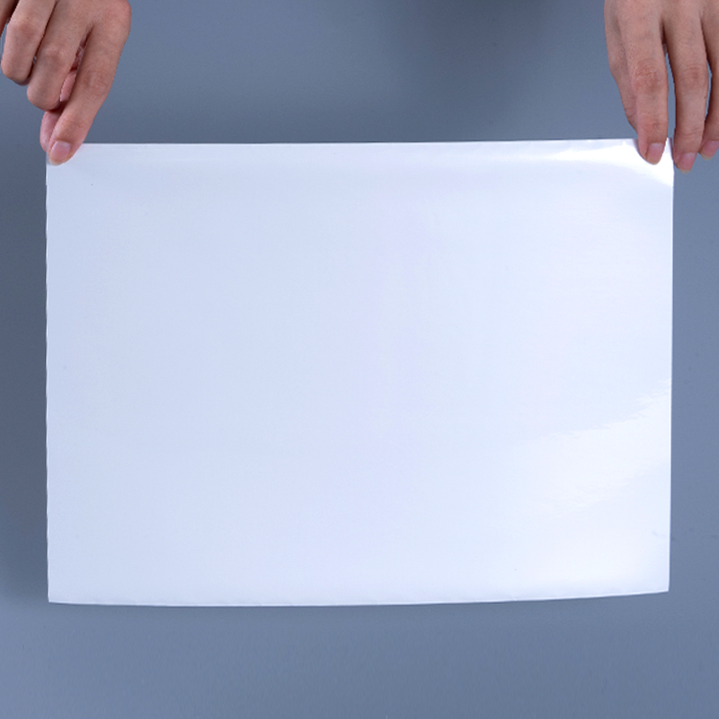 ইঙ্কজেট প্রিন্টিংয়ের জন্য জল-ভিত্তিক এক্রাইলিক আঠালো সহ 25mic গ্লসি হোয়াইট অ্যালুমিনাইজড পলিয়েস্টার ফিল্ম স্ব-আঠালো লেবেল