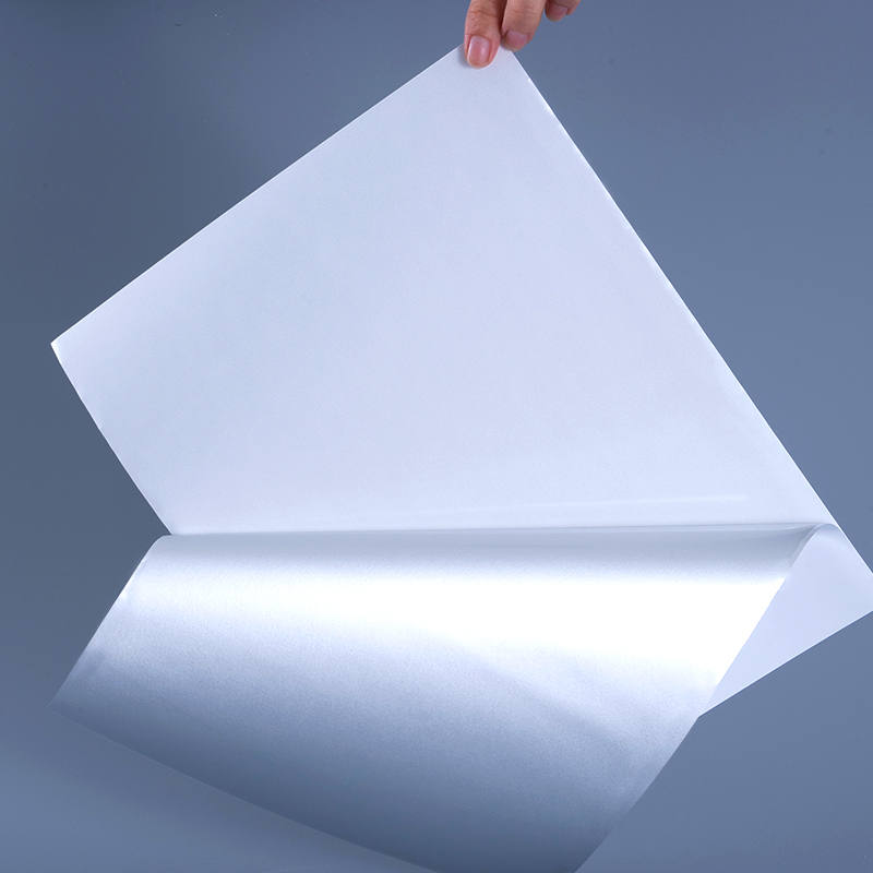 ইঙ্কজেট প্রিন্টিংয়ের জন্য জল-ভিত্তিক এক্রাইলিক আঠালো সহ 25mic গ্লসি হোয়াইট অ্যালুমিনাইজড পলিয়েস্টার ফিল্ম স্ব-আঠালো লেবেল